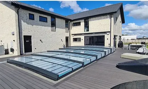Pooltak Icon i klarplast antracit med modern glaspaneldesign