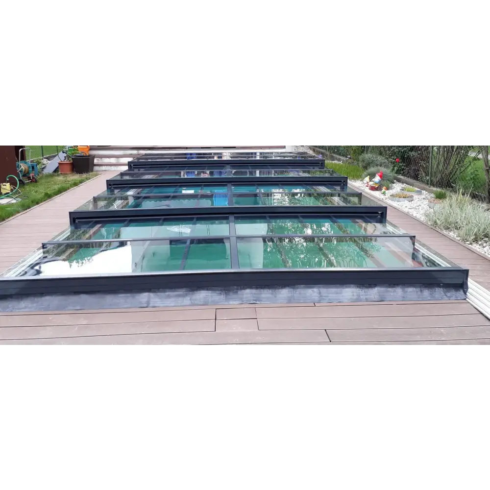 Moderna glastakpaneler med svart metallram för Pooltaket Icon 4x8 Uden över trädeck