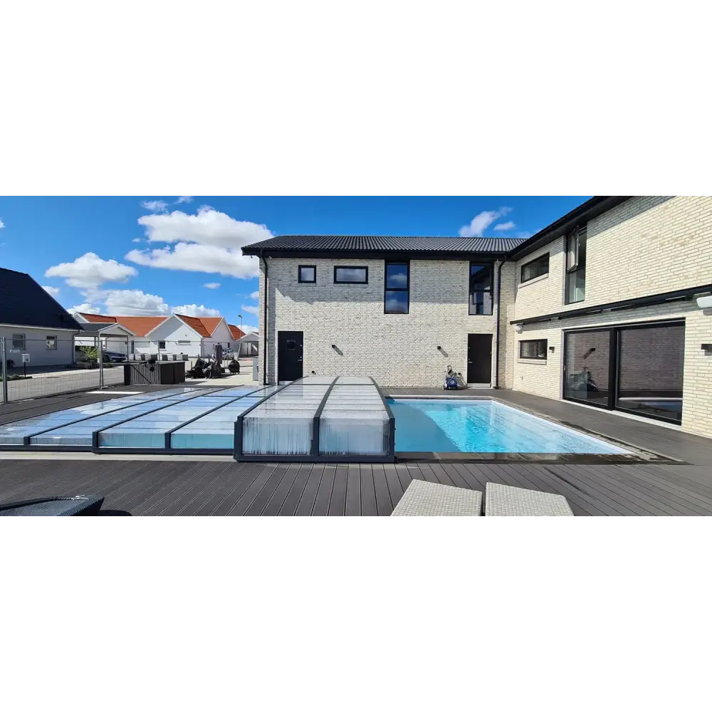 Modern vit tegelhus med svart tak och stora glasdörrar, Pooltaket Icon 4x8 Uden