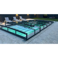 Modern glashägnad pool med pooltak icon kit och turkost upplyst vatten