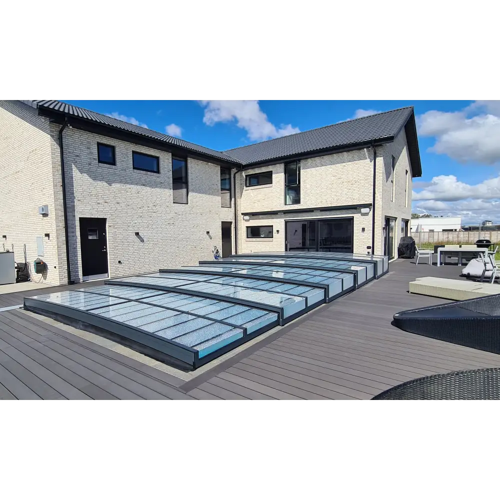 Moderna glastakspaneler med mörka ramar över trädeck i Pooltak Icon Kit