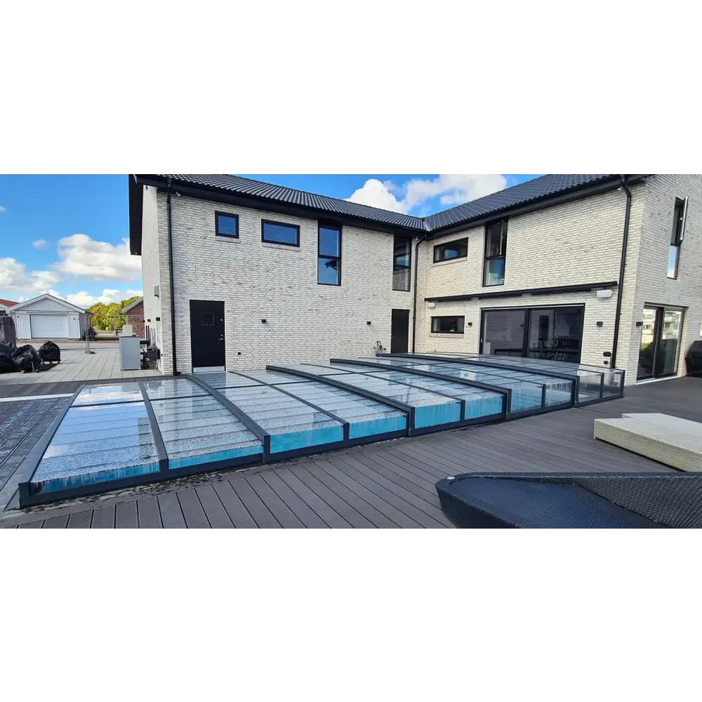 Modern glashägnad pool med pooltak icon kit i glas med svart ram