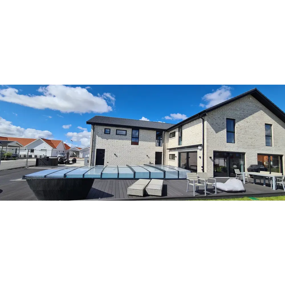 Modern vit tegelhus med mörkgrått tak, stora fönster och pooltak icon kit