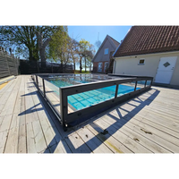 Modern glashägnad pool med Pooltak Icon Kit, svart ram och blå vatten