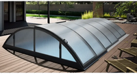 Pooltak Klasik 3×4 med modern valvbåge, translucenta paneler och svart ram för utomhusbruk