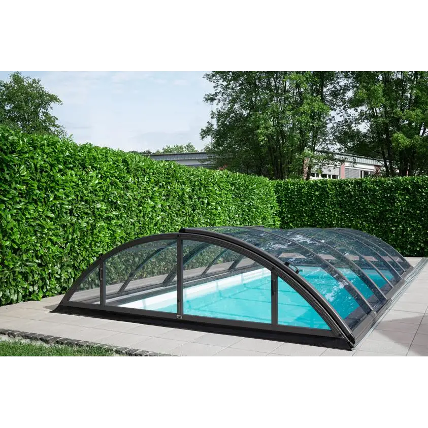 Elegant bågformat pooltak med extra starka profiler i glas och metall
