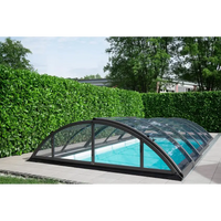 Elegant bågformat pooltak med extra starka profiler i glas och metall