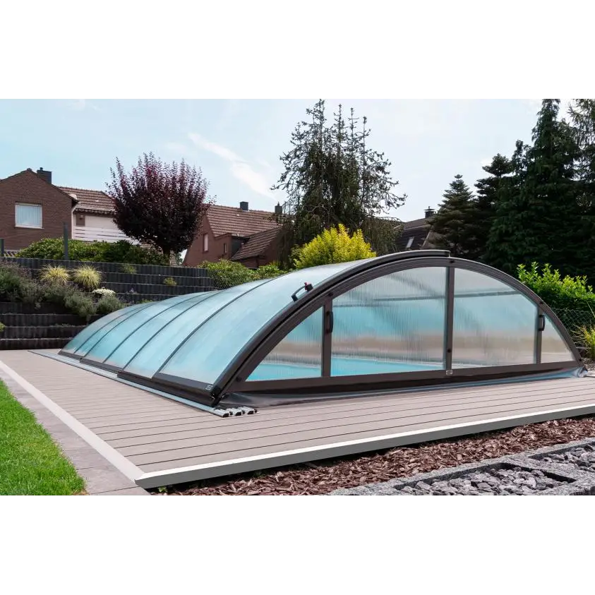 Elegant bågformat pooltak med extra starka profiler i blå ton