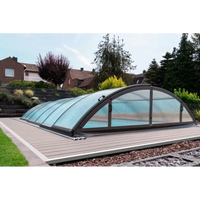 Elegant bågformat pooltak med extra starka profiler i blå ton