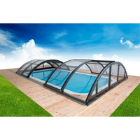 Elegant bågformat pooltak med extra starka profiler över blå pool