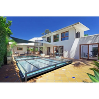 Modern vit hus med inglasad pool och träramade fönster, Pooltak Mästare Plus