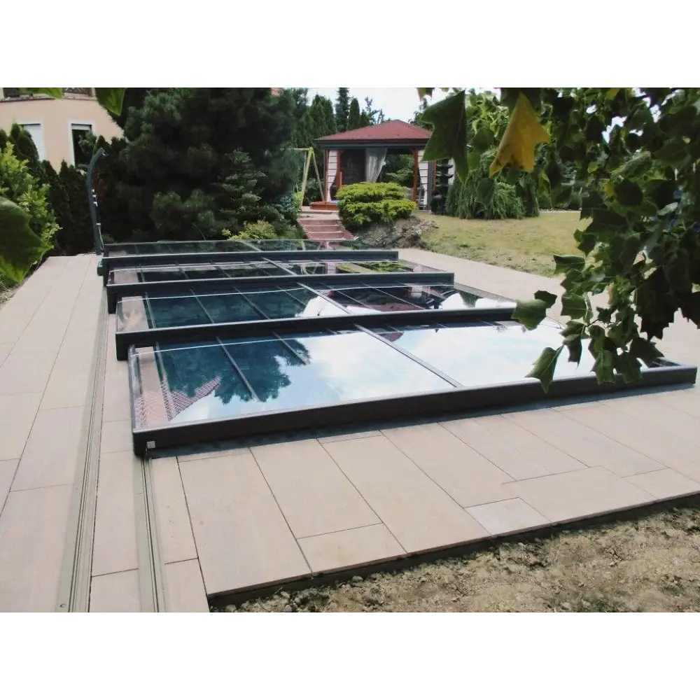 Modern svart ram och glaspaneler i Pooltak Mästare Plus