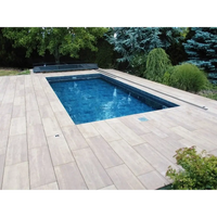 Rektangulärt pooltak Mästare Plus med klarblått vatten, trädeck och gröna träd