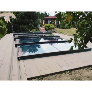 Modern Pooltak Mästare Plus med glasdesign och svart ram över poolpatio