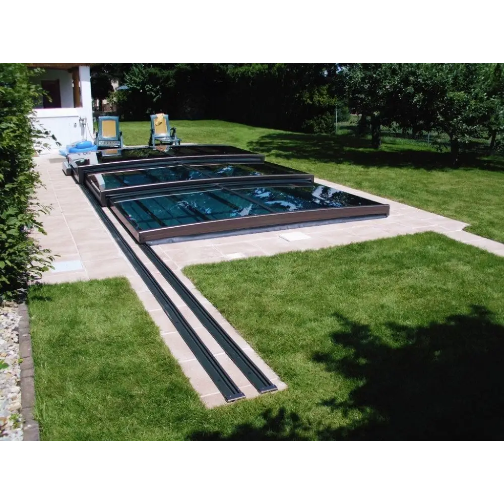 Modern Pooltak Mästare Plus med svart ram och glastak på stenaltan