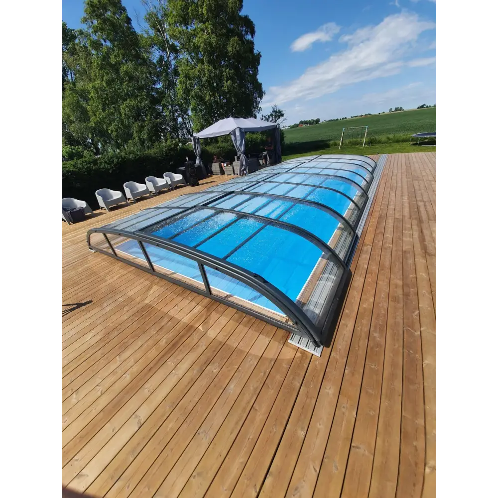 Pooltak Nivo Kit 1060B med blå pool och bågad glastäckning