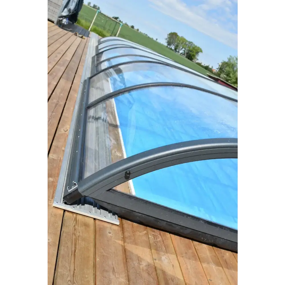 Svart bågad pooltak Nivo Kit 650B med transparenta paneler