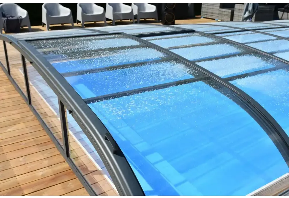 Modern Pooltak Nivo Kit 650B med transparenta blåtonade paneler
