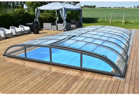 Nivo Kit 650B pool enclosure – modern design, curved clear panels, black frame, for a pool
