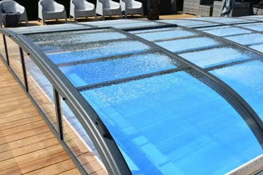 Nivo Kit 750B pool enclosure – arched design, black frame, blue-tinted panels