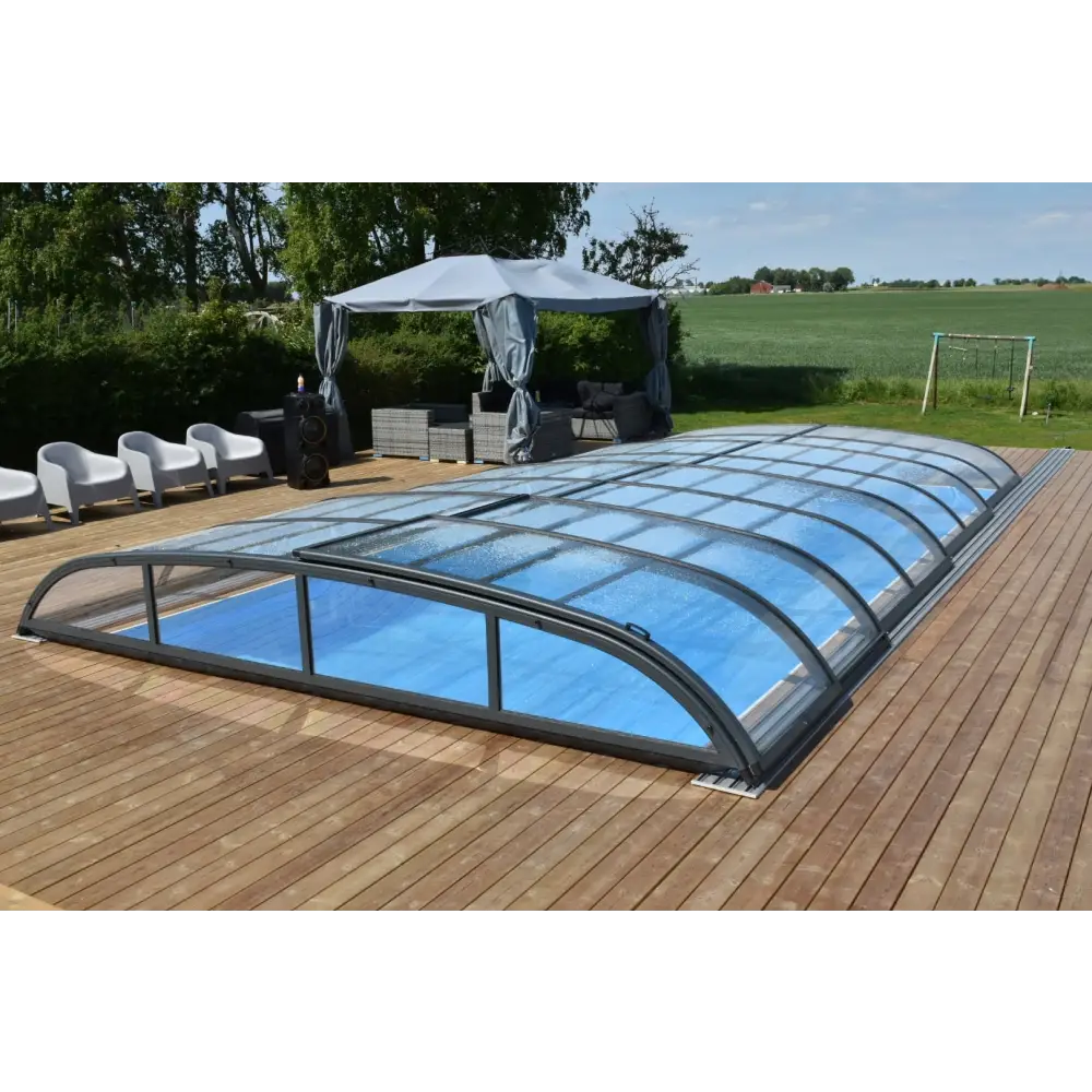 Modern Pooltak Nivo Kit 860ms med valvformad design över blå pool