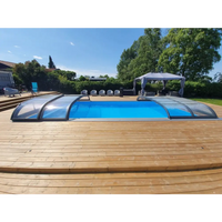 Blått pooltak Nivo Kit 960B med valvform och transparenta glasrutor på trädeck