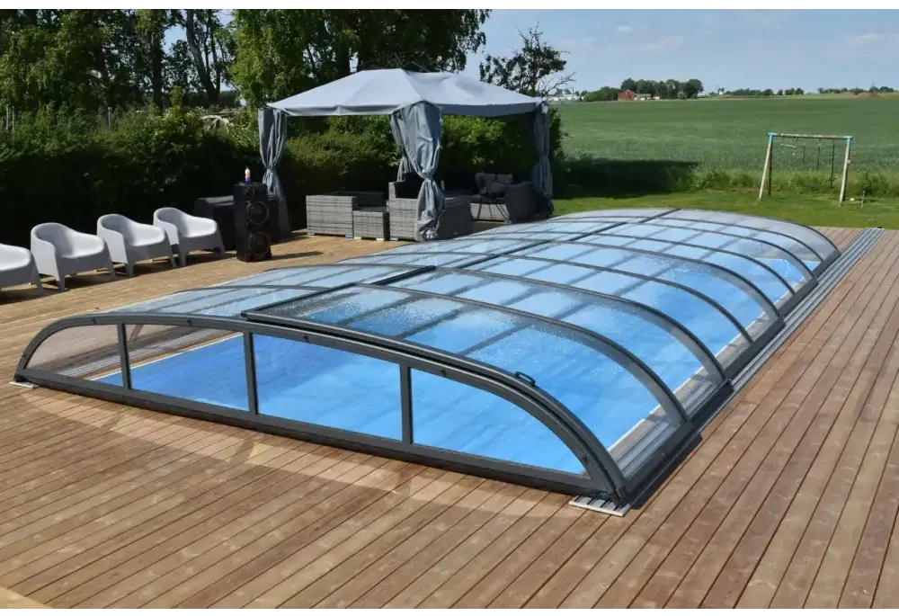 Modern Pooltak Nivo Kit 960B med valvform och glasrutor över blå pool