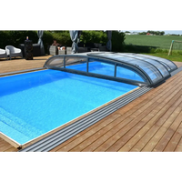 Blått rektangulärt pooltak Nivo Kit 960B med valvform och glasrutor på trädeck
