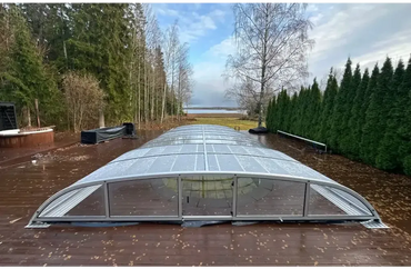Nivo Kit pool enclosure – silver frame, clear panels, curved design, modern design
