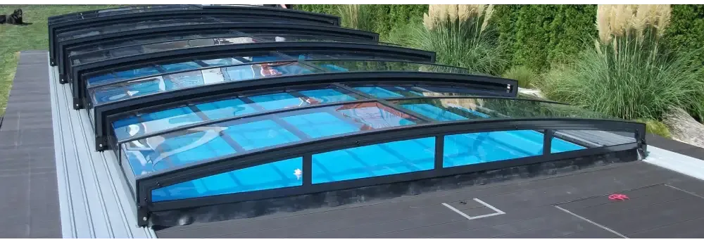Special pool enclosure – RAL7016 anthracite profiles, black frame, clear panels
