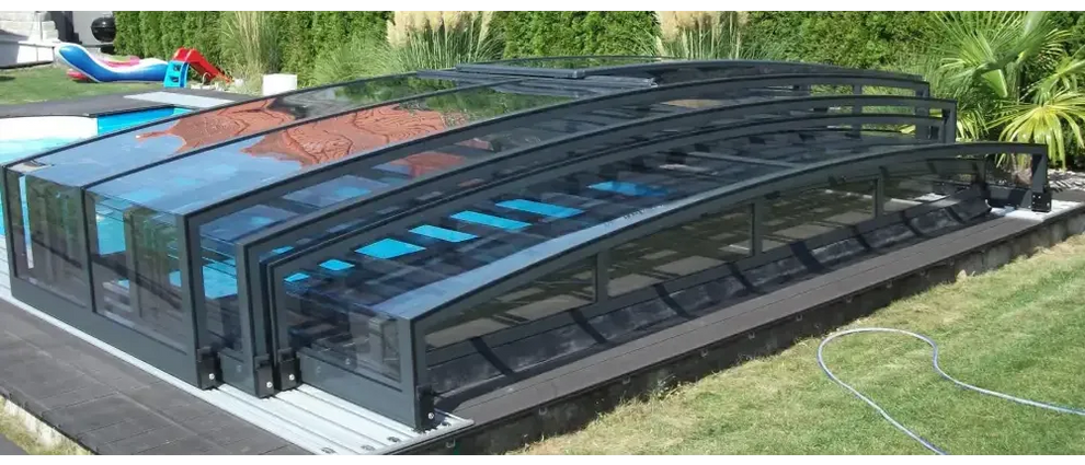 Pooltaket special med RAL7016 antracit profiler, svart ram och genomskinliga paneler