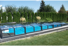 Special pool enclosure – RAL7016 anthracite profiles, clear panels, black frame, blue water, pool enclosed by clear panels
