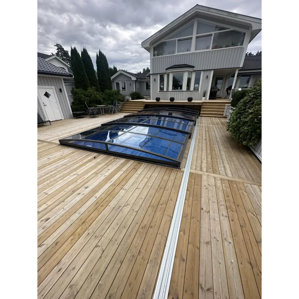 Elegant pooltak Sydney med transparent glas och svart ram över pool