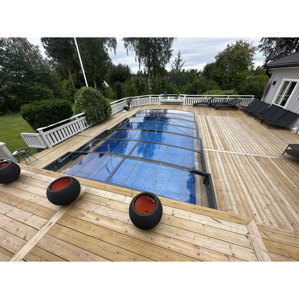 Elegant pooltak Sydney med transparent glas, blå textur och svart ram för flexibilitet och poolskydd