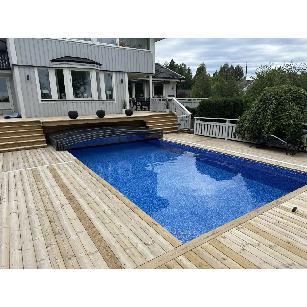 Elegant pooltak Sydney med blå mosaik och trädäck för pool, ger flexibilitet