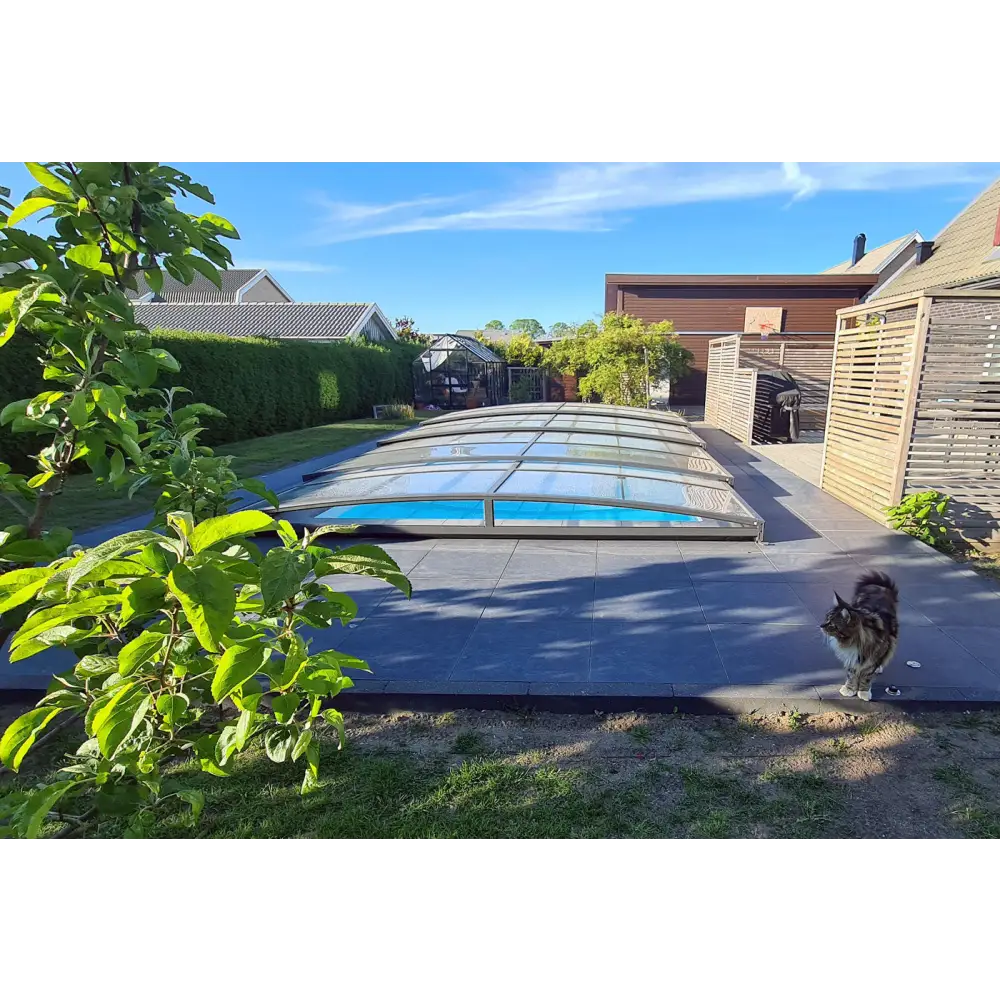 Elegant pooltak Sydney med flexibilitet över blå pool