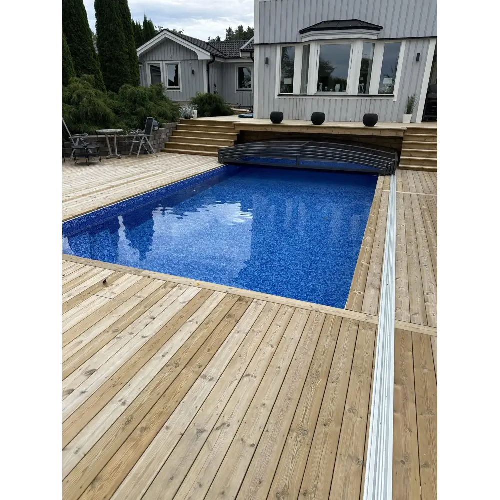 Elegant pooltak Sydney med blå mosaik, trädeck och grå cover ger flexibilitet