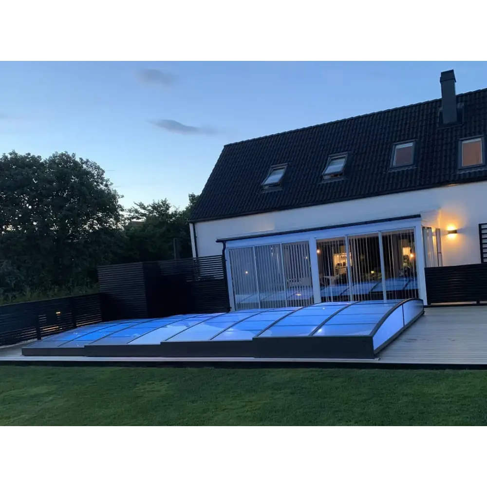 Elegant pooltak Sydney med blåtonad glashus i modern stil för poolskydd och flexibilitet