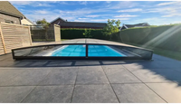 Funktionellt pooltak Sydney över modern blå pool, delvis öppet
