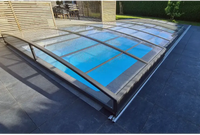 Funktionellt pooltak Sydney med modern svart ram och glas