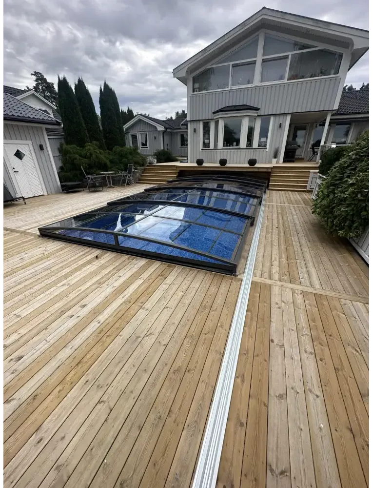 Funktionellt pooltak Sydney i glas över pool på trädäck