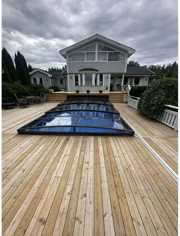 Sydney pool enclosure with a single anthracite rail – stylish design, roof with clear panels
