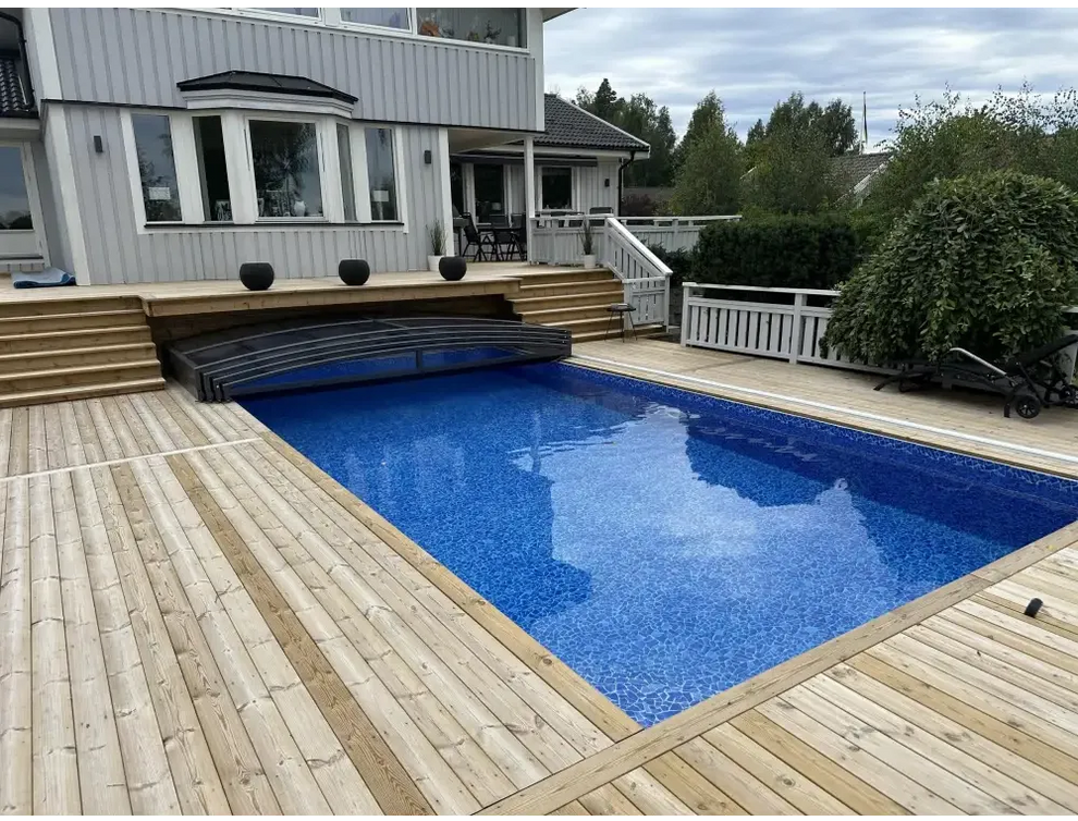 Elegant pooltak Sydney 3x5 med blå mosaik och trädäck