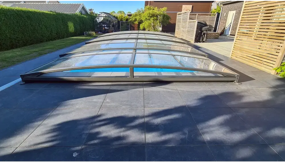Elegant Pooltak Sydney 3x5 med modern bågad glasöverdrag i svart ram
