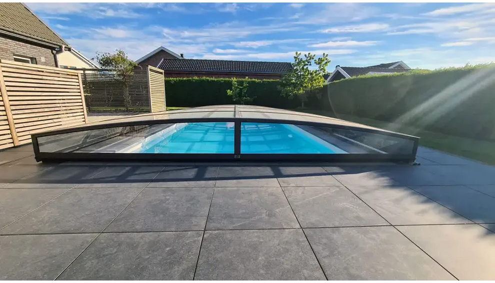 Elegant Pooltak Sydney 3x5 i transparent glas över blå pool, delvis öppen