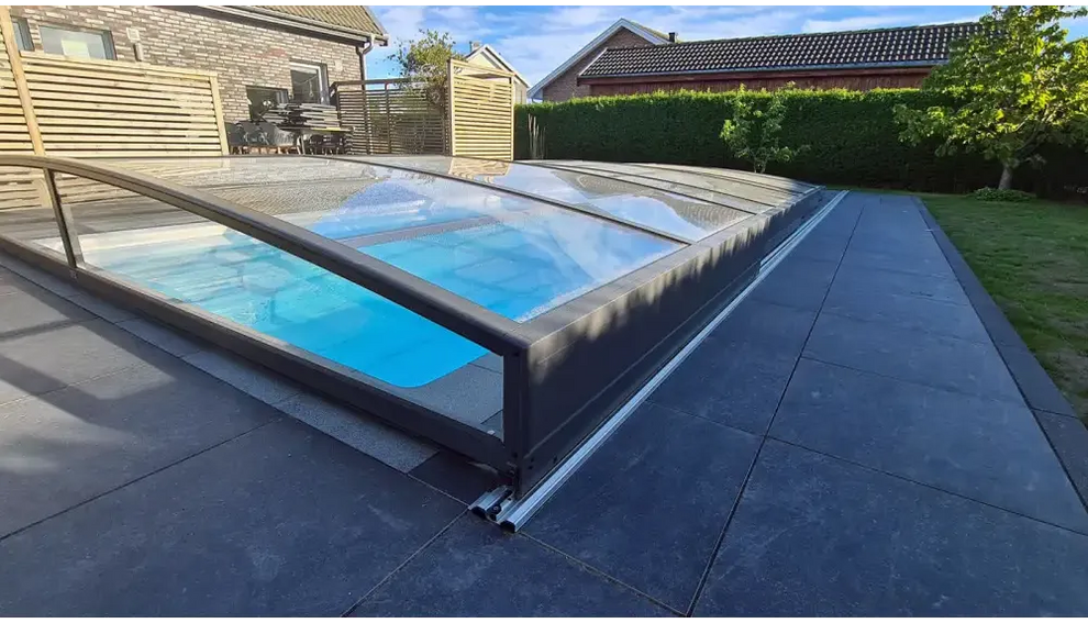 Modern Pooltak Sydney 3x5 i med svart ram och transparent glas