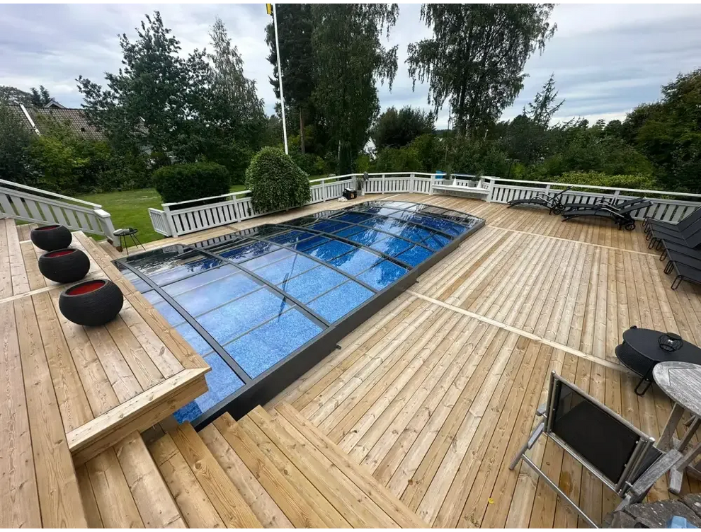 Elegant Pooltak Sydney 3x5 i transparent glas med blå glas och svart ram på trädäck