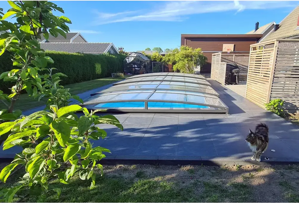 Elegant Pooltak Sydney 3x5 i transparent glas över pool