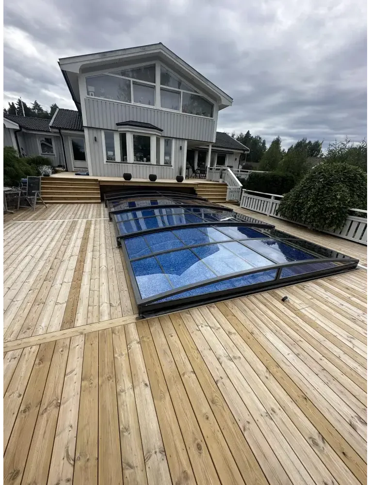 Elegant Pooltak Sydney 3x5 med blå glas och svart ram på trädeck