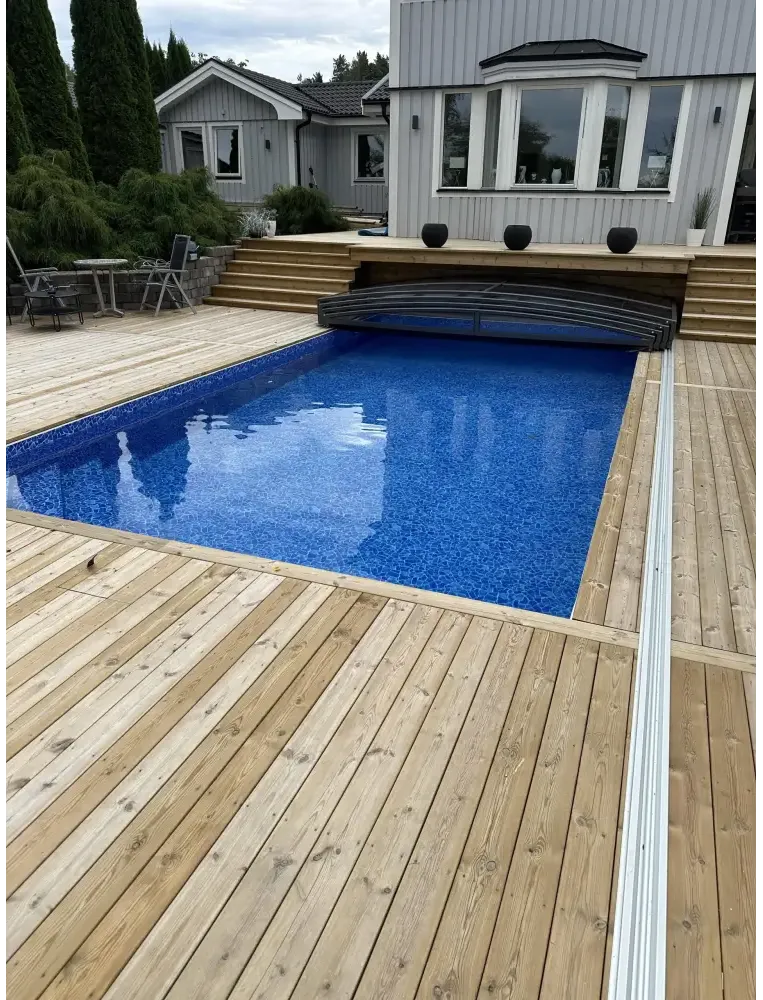 Elegant pooltak Sydney 3x5 med blå mosaikplattor och trädeck